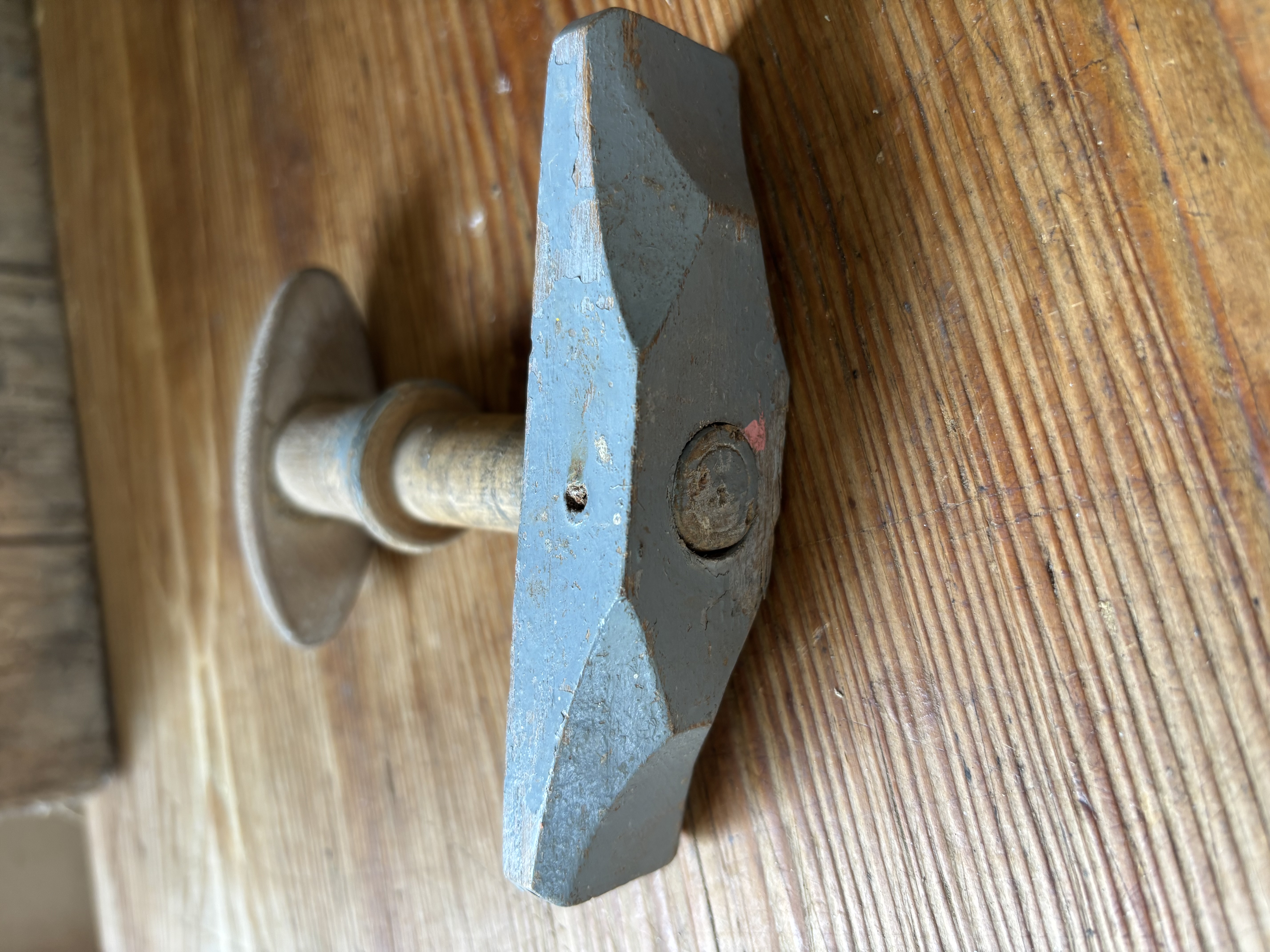 Enkele knop met grijze achterkant nr 19