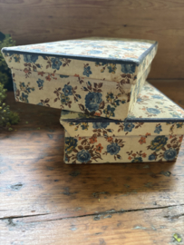 Twee stoffen bloemen doosjes