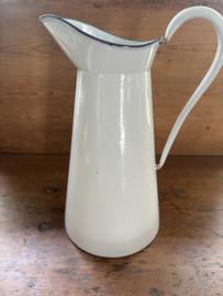 Wit emaille waterkan