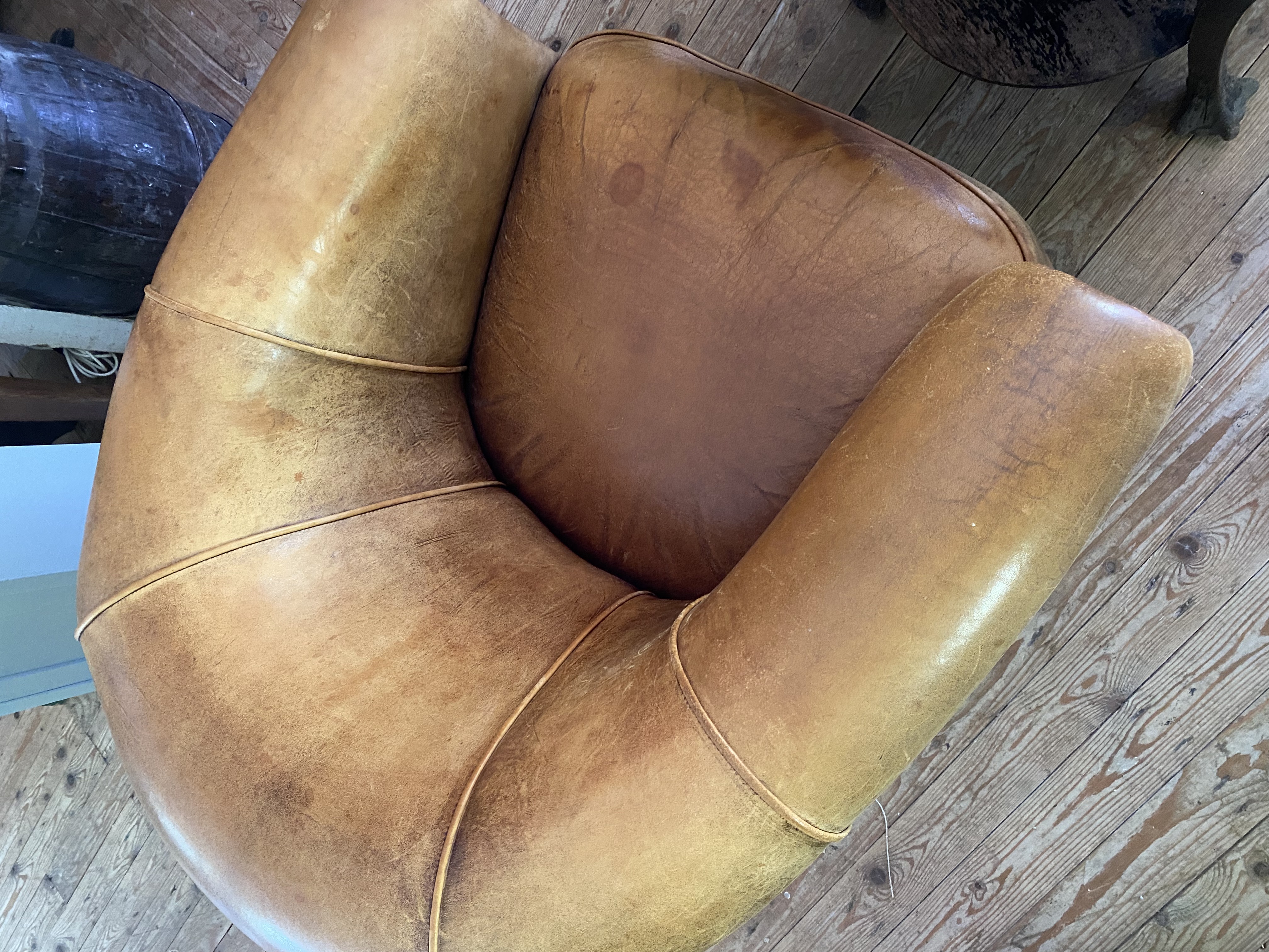 Twee schaapsleren fauteuils ( gemerkt Joris )