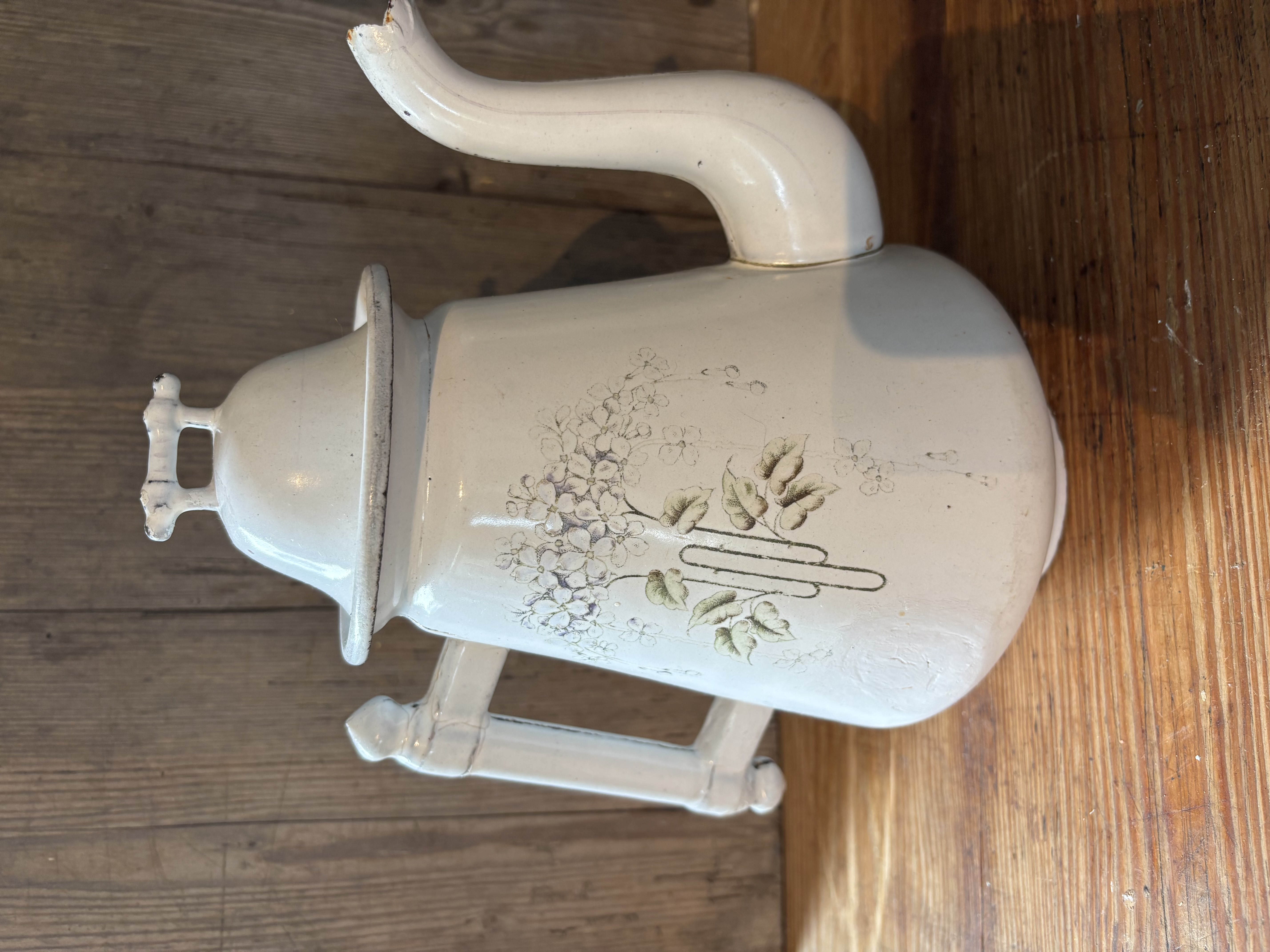 Oude witte kan met bloemen