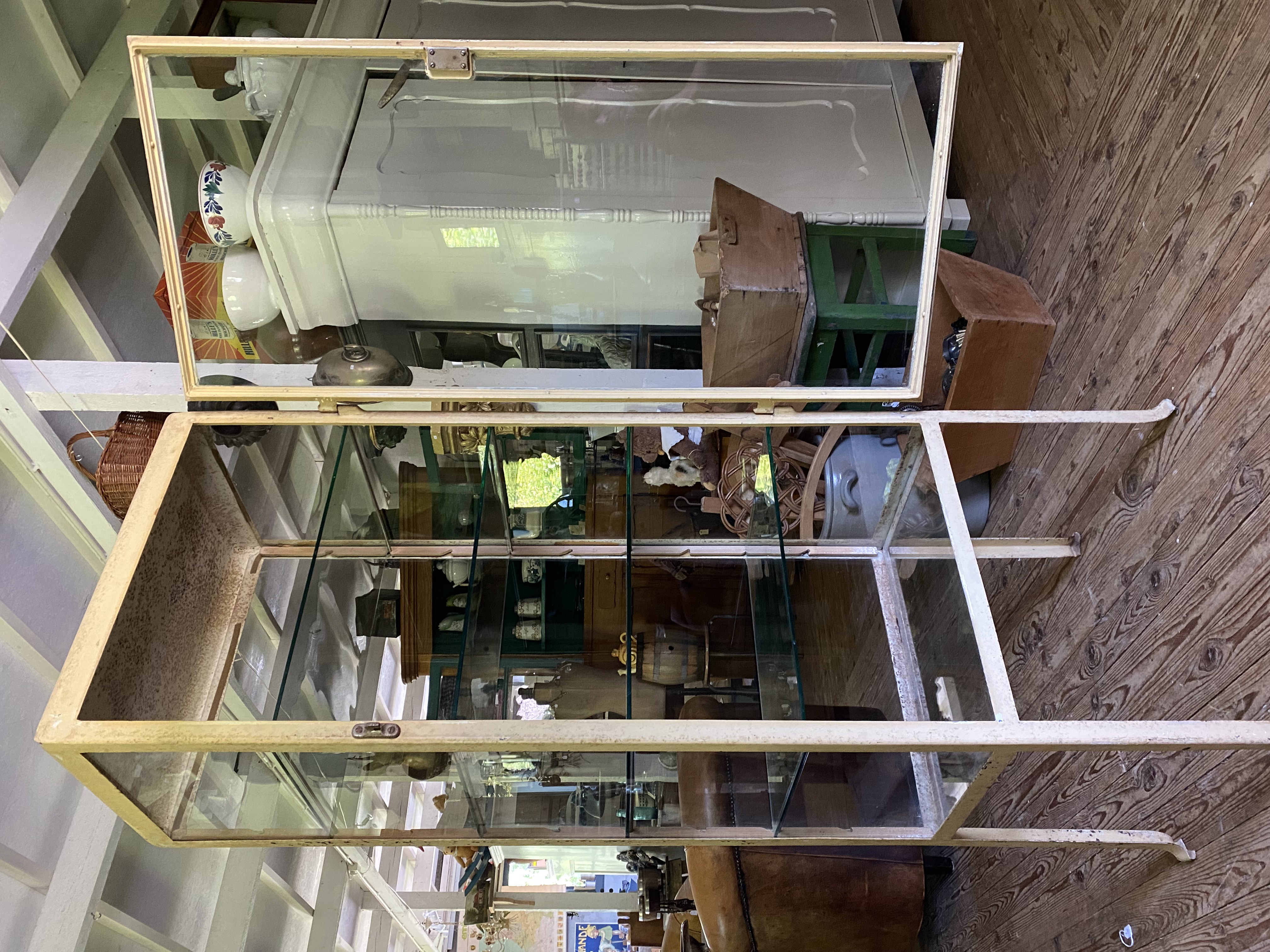 Orginele dokterskast / vitrine met nog het oude glas