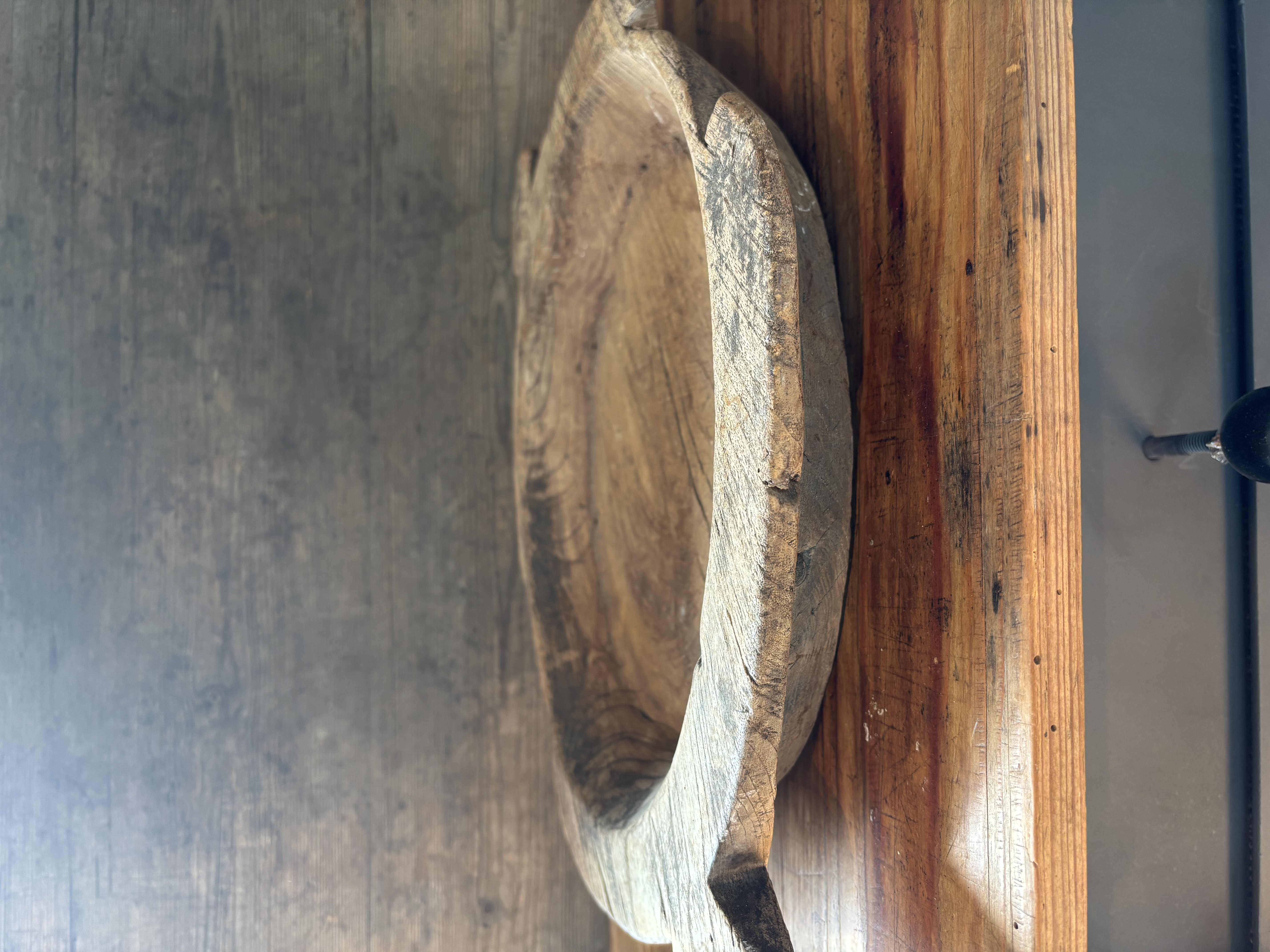 Oud houten schaal met handvatten