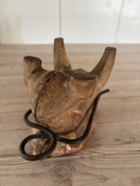 Oud steengoed lammetje