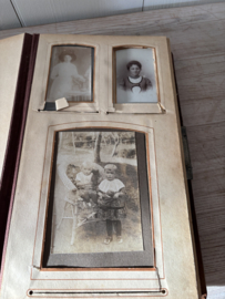 Fotoalbum gevuld met oude foto’s