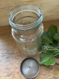 Glazen pot met bakkeliet deksel