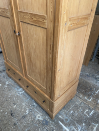 ( Verkocht ) Oude grenen demontabele hang/leg kast met twee onderlades.