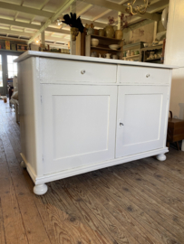 Grote stevige commode met veel opbergruimte.