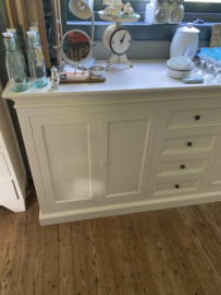 (Verkocht)Groot zandkleurig dressoir.