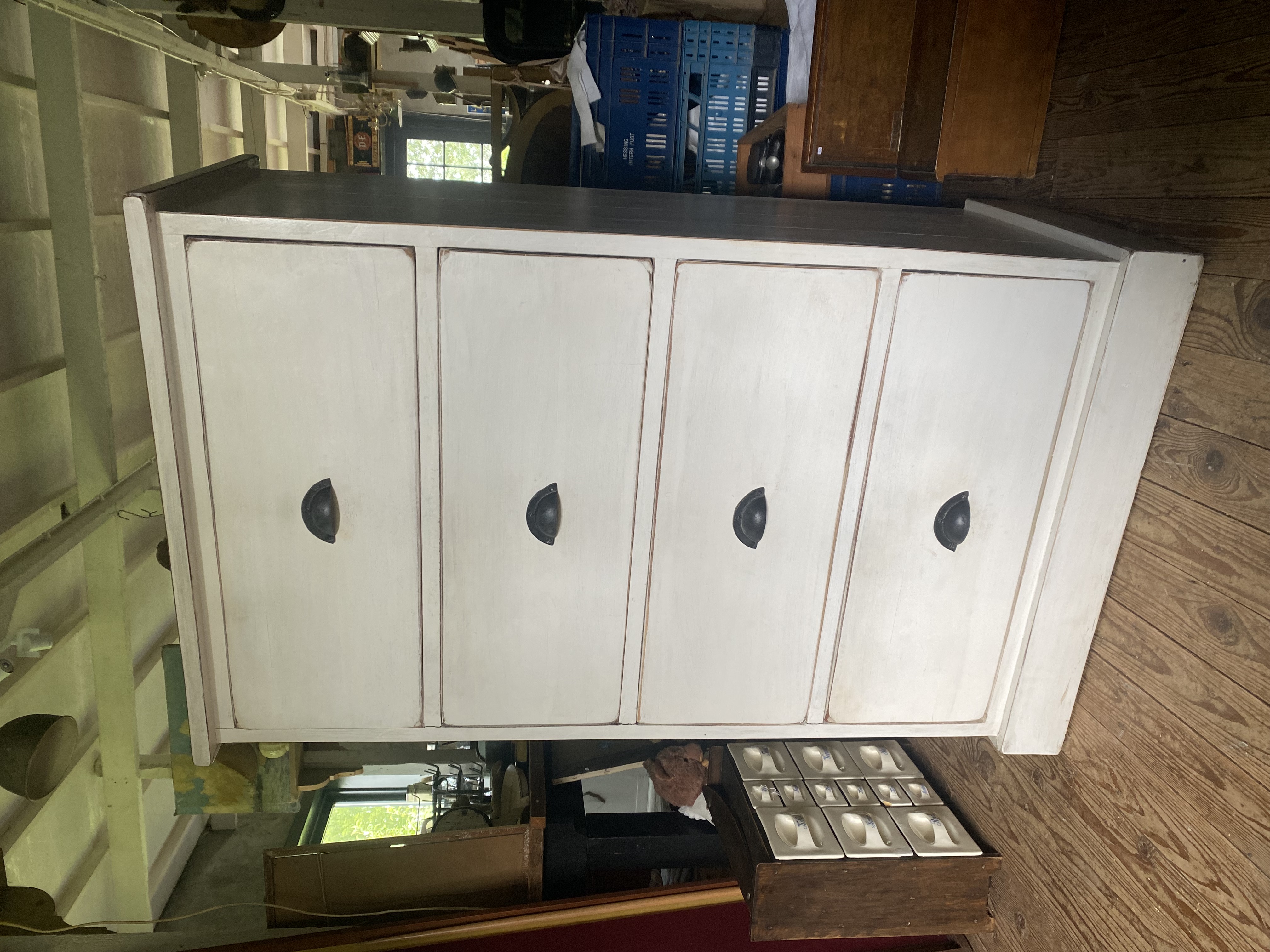 Witte ladenkast
