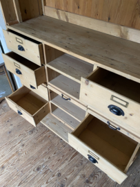 Oud grenen winkelkast. Kast is in 2 delen. ( onder/bovenkant )