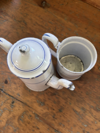 Wit met blauwe emaille koffiepot met opstand