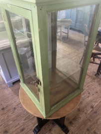 (Verkocht)Orginele oude groene vitrine.