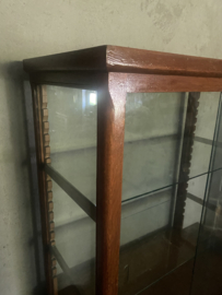 Grote orginele vitrine met schuifdeuren.