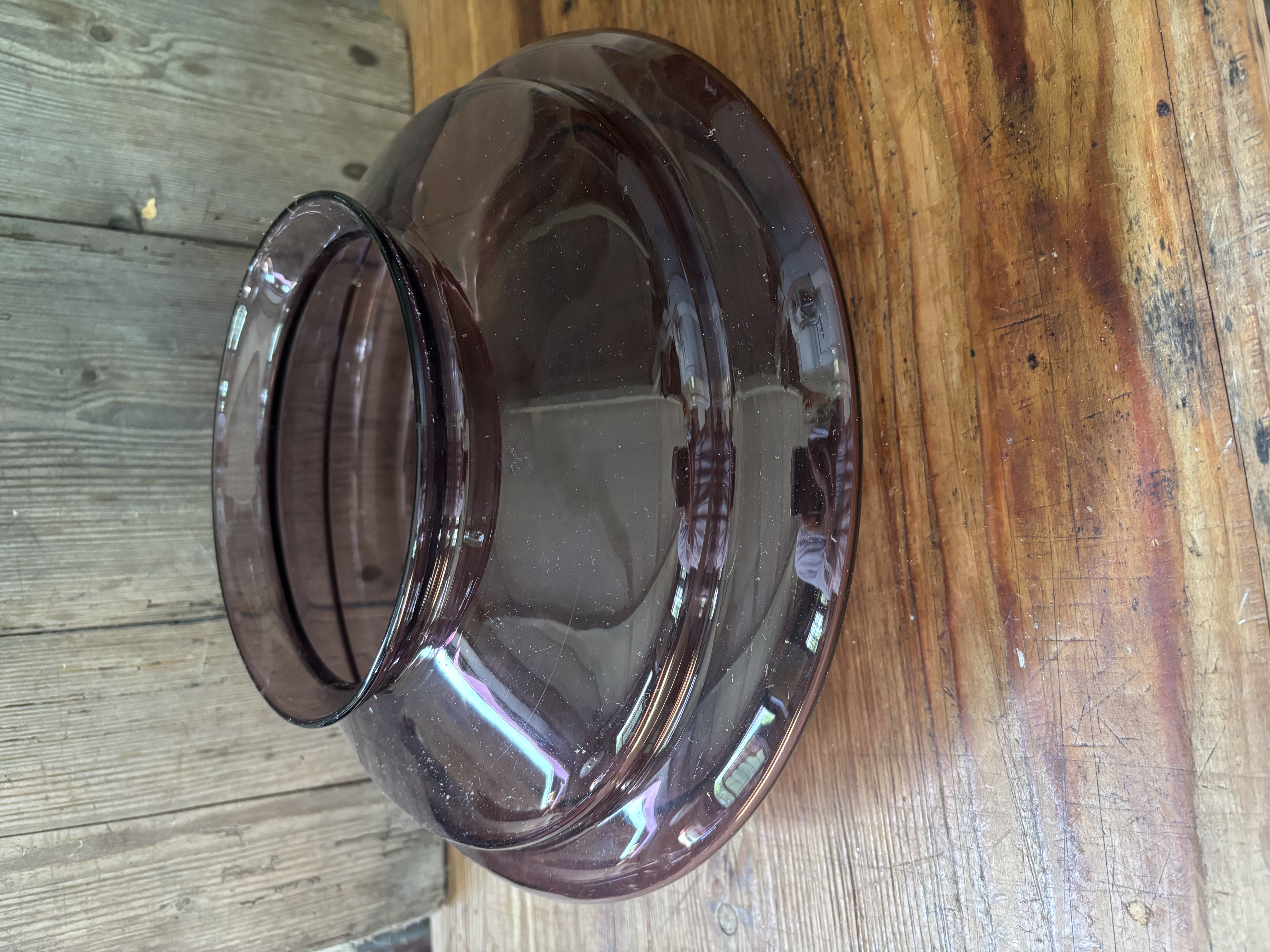Aubergine kleurige vaas laag en breed