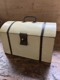 Beschuitblik met koperen biezen