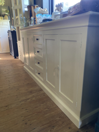 (Verkocht)Groot zandkleurig dressoir.