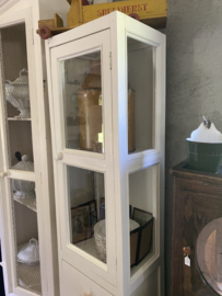 Witte eendeurs vitrinekast.
