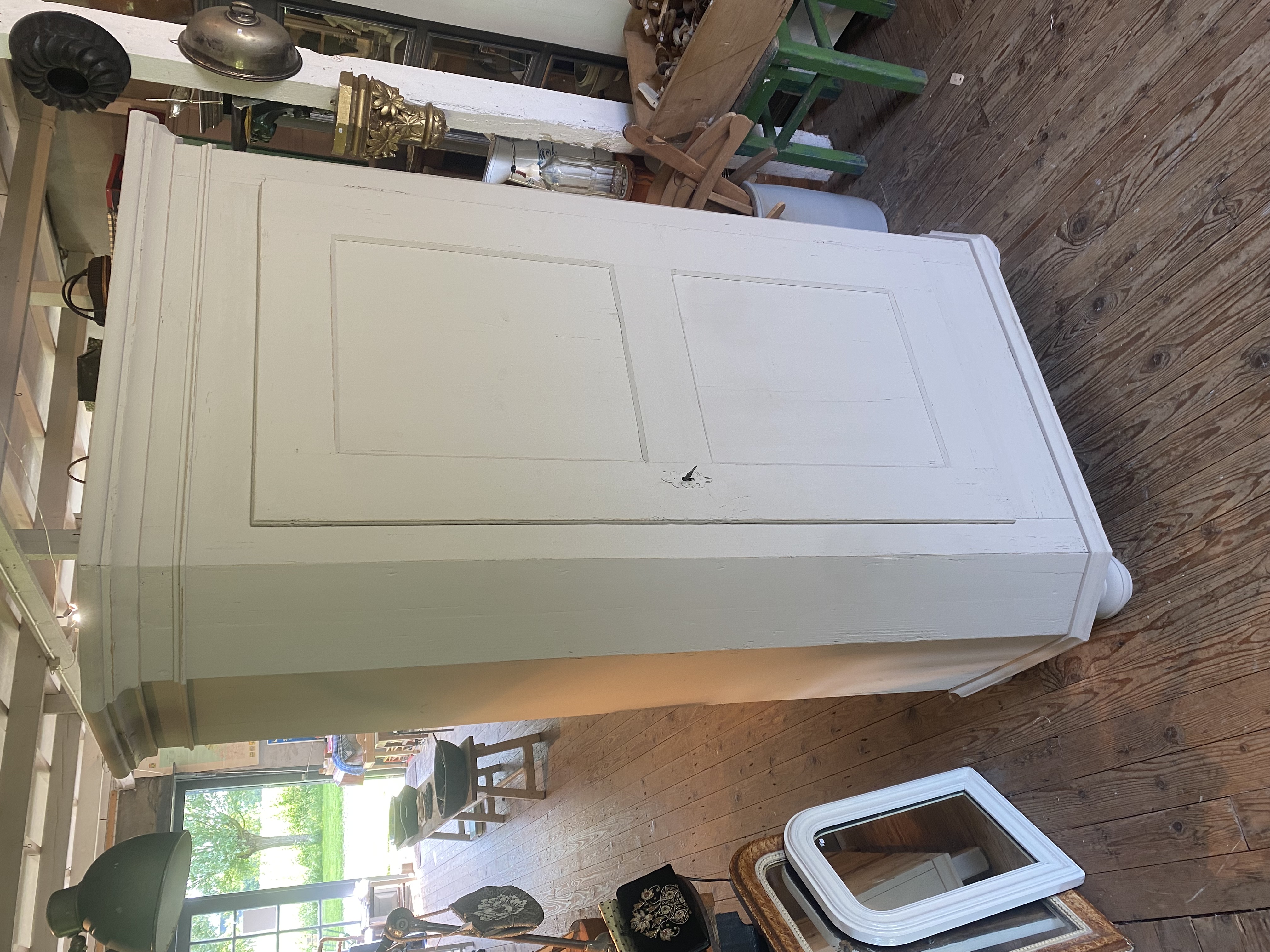 Oude taupe kleurige eendeurskast