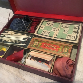 Antieke doos met gezelschapsspellen