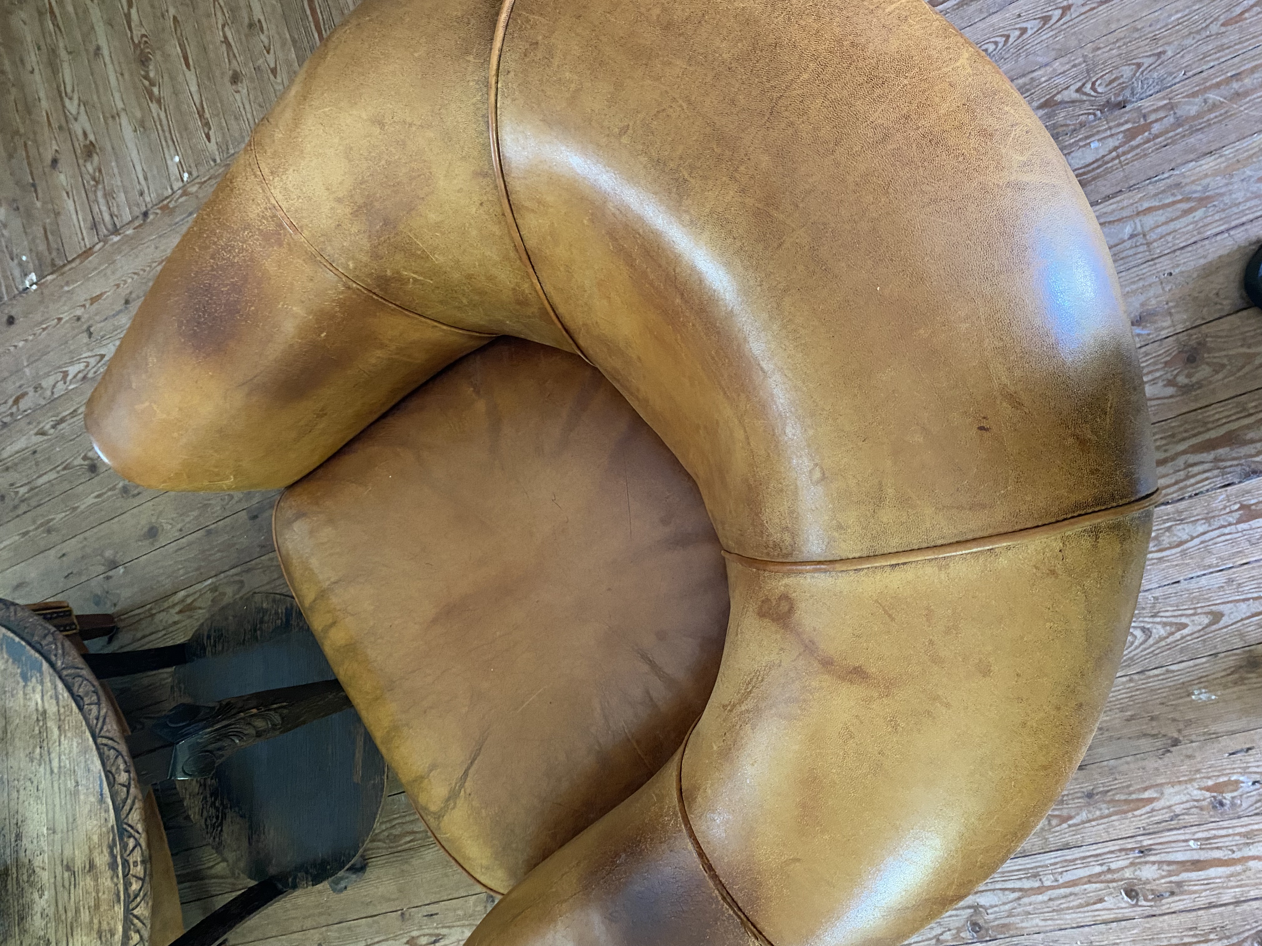 Twee schaapsleren fauteuils ( gemerkt Joris )