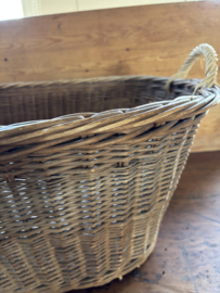 Ovalen rieten mand