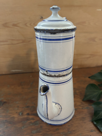 Heel oude emaille koffiepot met opstand