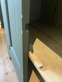 Groene commode.