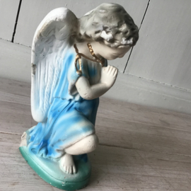 Geknielde biddende engel