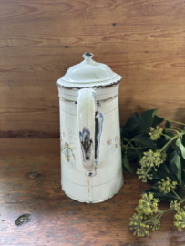 Gebloemde koffiepot met opstand