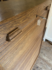 Roldeurkast met verstelbare planken.