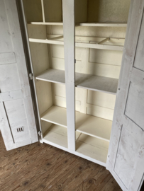 Lichtgrijze houten lockerkast