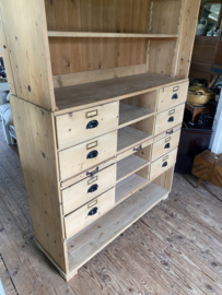 Oud grenen winkelkast. Kast is in 2 delen. ( onder/bovenkant )