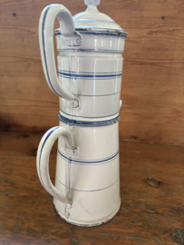 Wit met blauwe emaille koffiepot met opstand