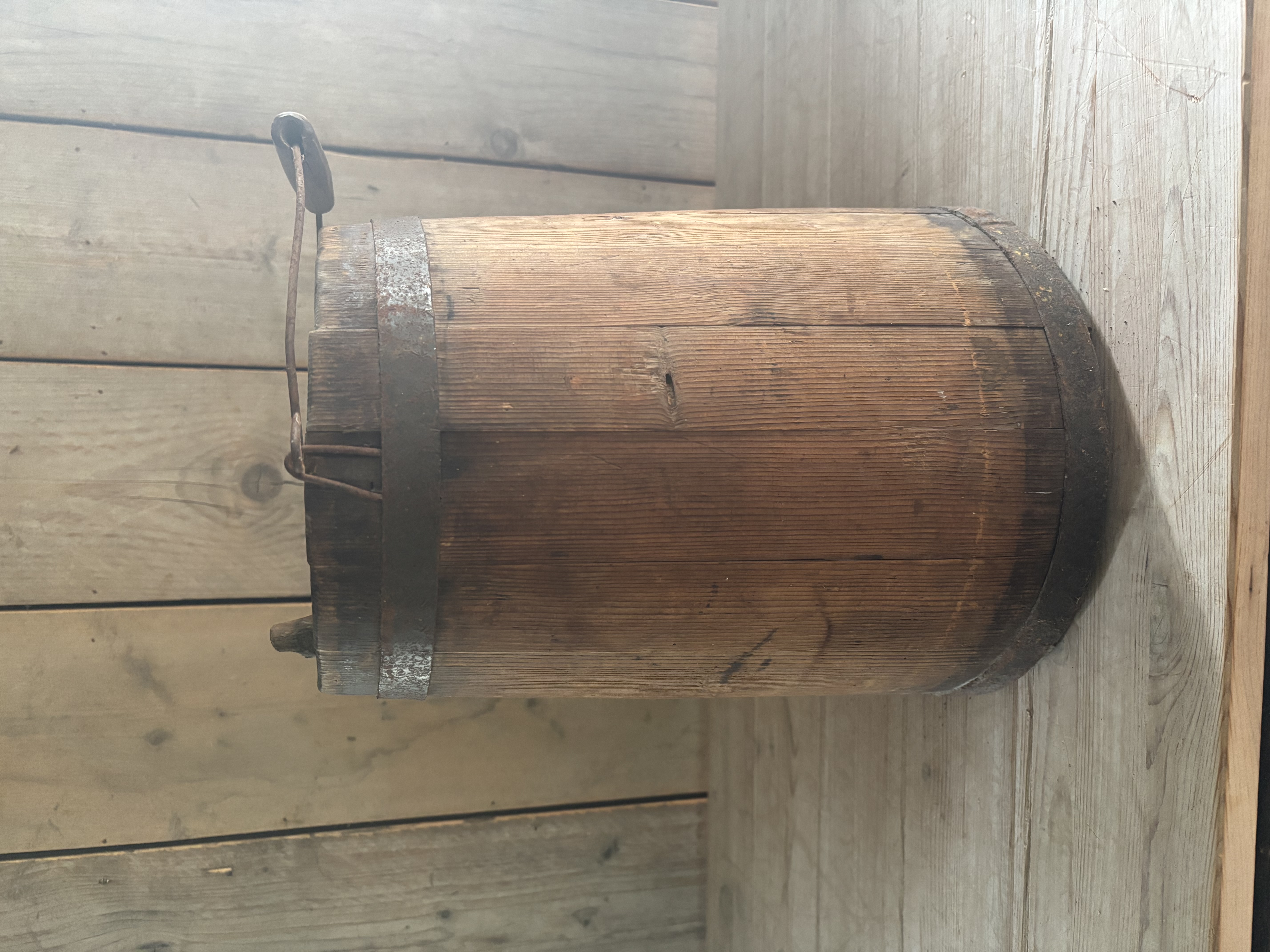 Gekuipte ton met tuit bovenop