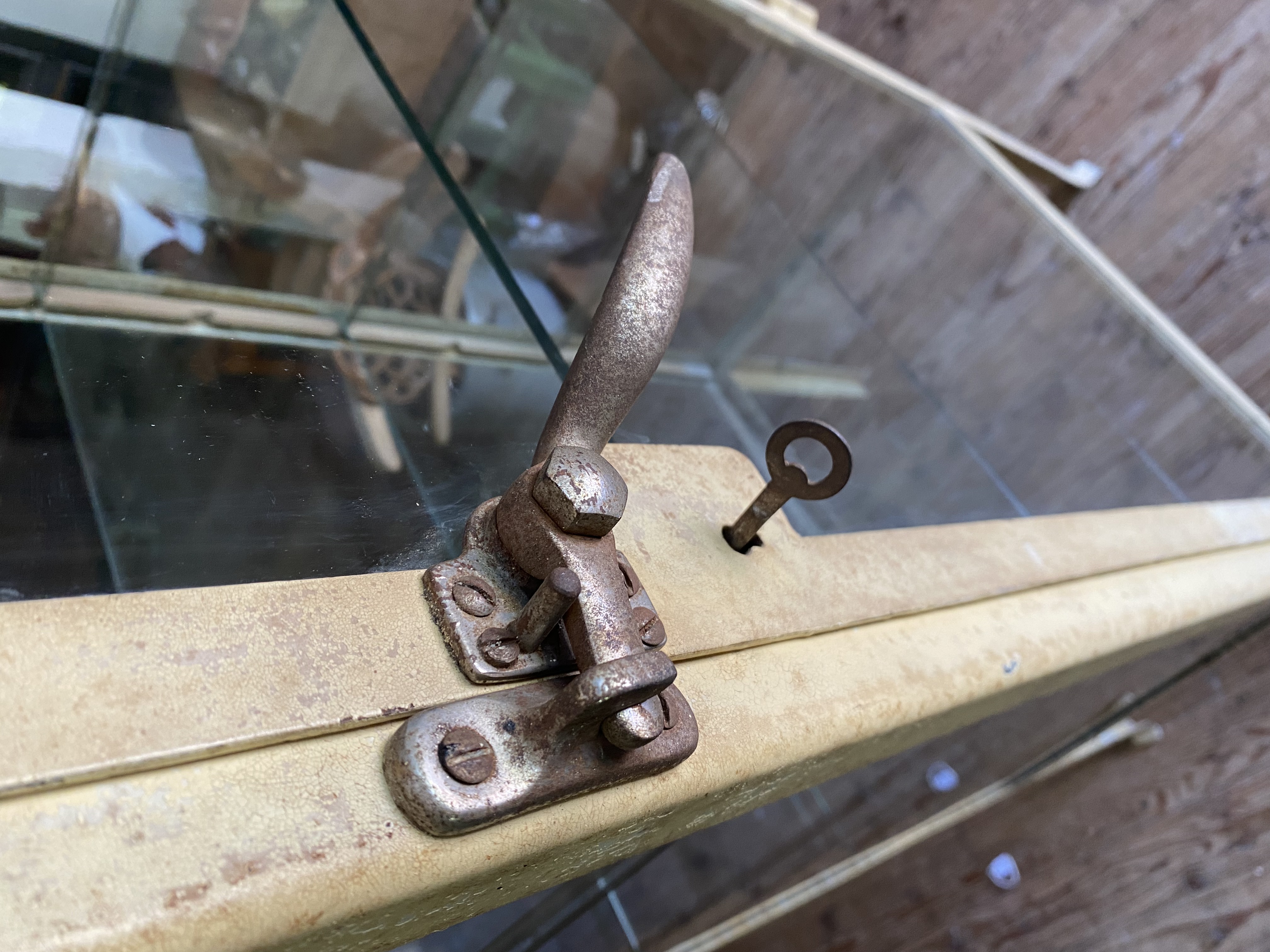 Orginele dokterskast / vitrine met nog het oude glas