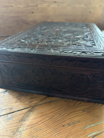 Prachtig gestoken kist met een vogel