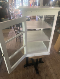 Witte orginele oude vitrine.