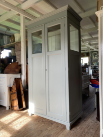 Grote vitrinekast met veel opbergruimte.