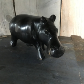 Zwart houten nijlpaard
