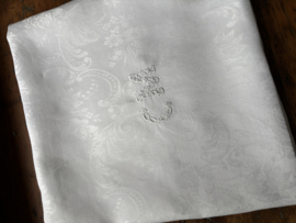 Twee antieke monogram damast doeken