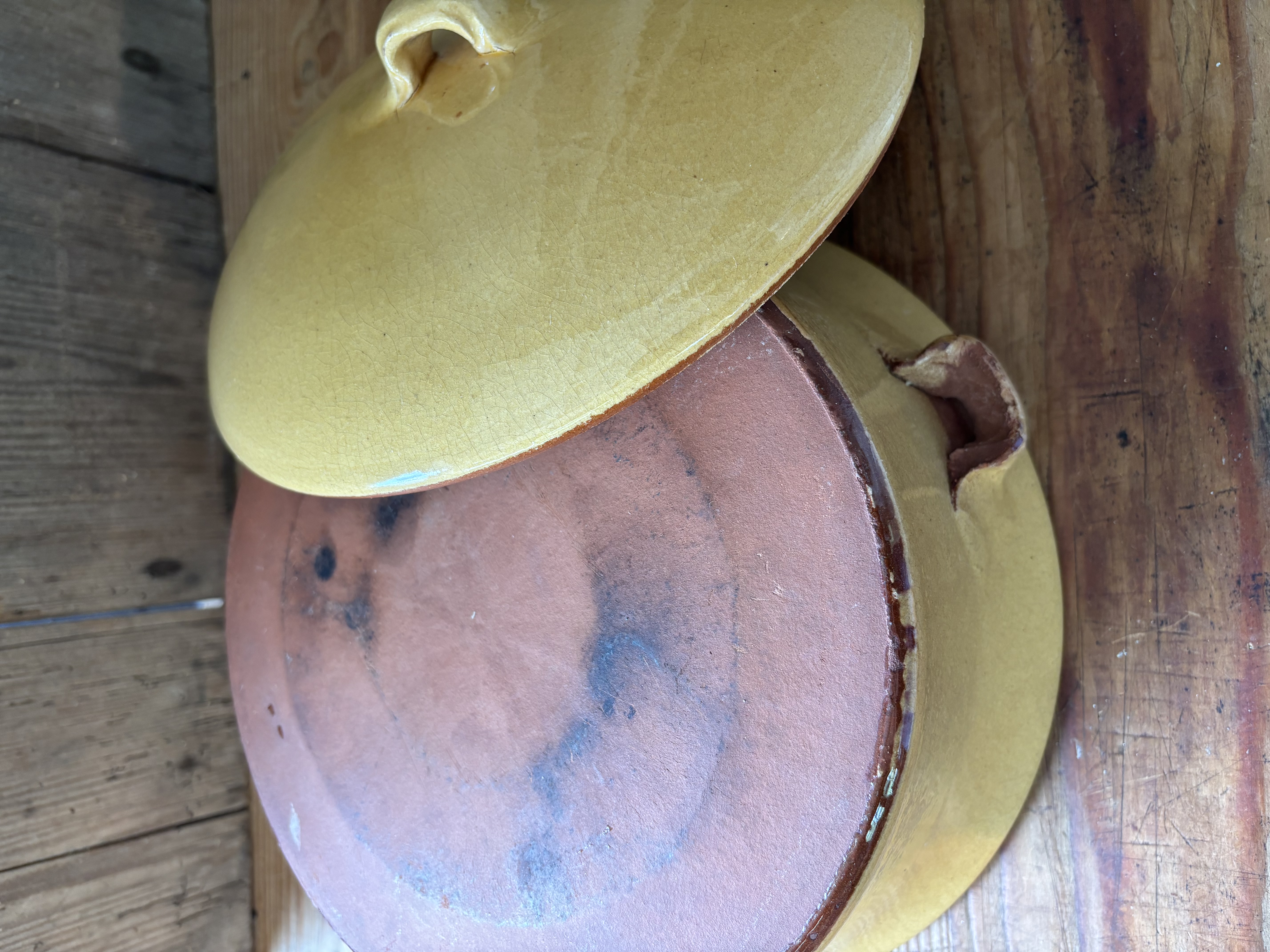 Mosterdgele kookpot