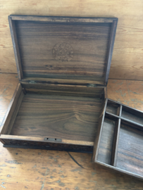 Prachtig gestoken kist met een vogel