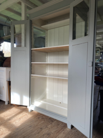 Grote vitrinekast met veel opbergruimte.