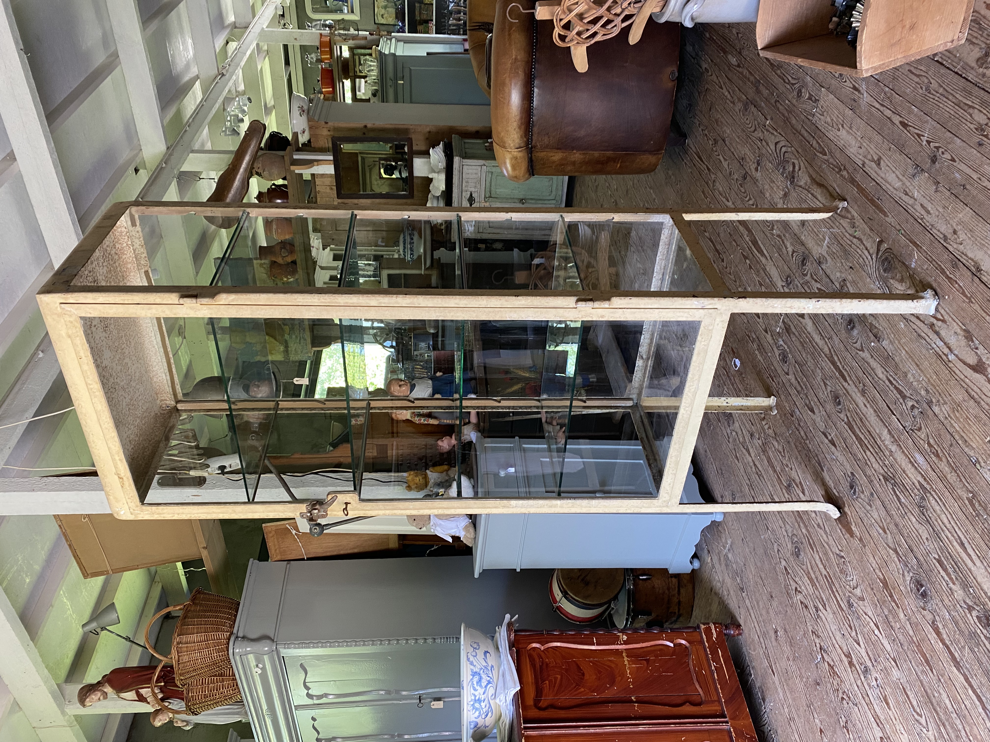 Orginele dokterskast / vitrine met nog het oude glas