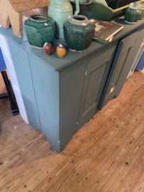 Groene commode.