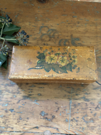 Houten doosje met bloemen