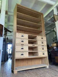 Oud grenen winkelkast. Kast is in 2 delen. ( onder/bovenkant )