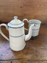 Wit met blauwe emaille koffiepot met opstand