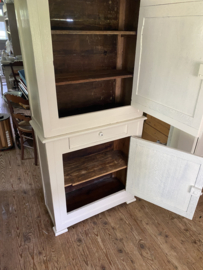 Zandkleurige brocante kast in twee delen.